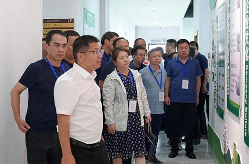 厦门大学 · 新疆绿色低碳发展专题培训班领导一行莅临YABO鸭脖参观调研