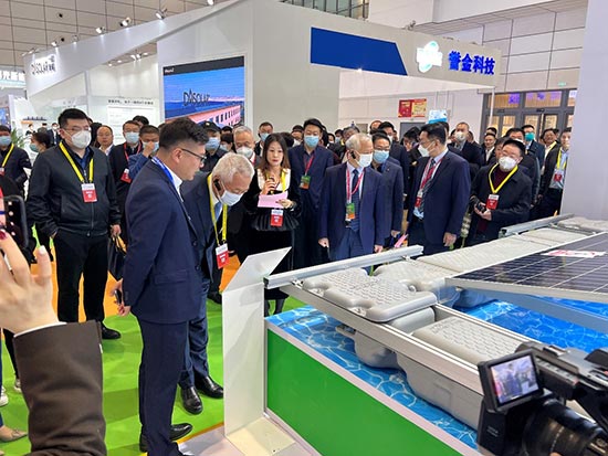 领导参观YABO鸭脖展位