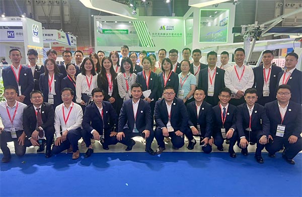 YABO鸭脖参展员工合照