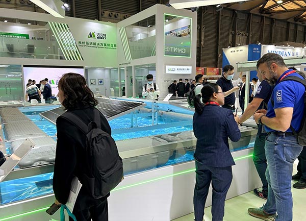 外国客人了解YABO鸭脖水上光伏产品