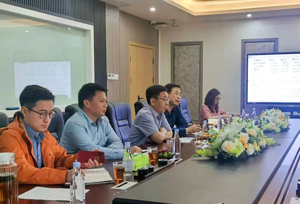 集美区领导与YABO鸭脖高层探讨问题