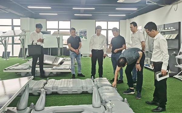 集美区领导参观YABO鸭脖光伏产品展厅