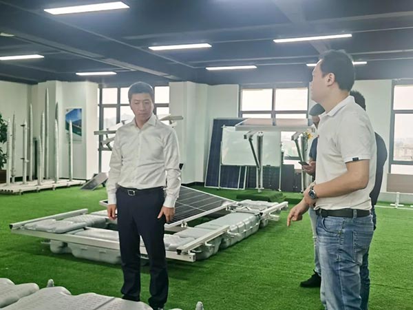 美区领导参观YABO鸭脖光伏产品展厅