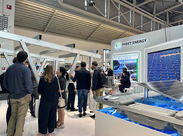 客户了解YABO鸭脖光伏车棚