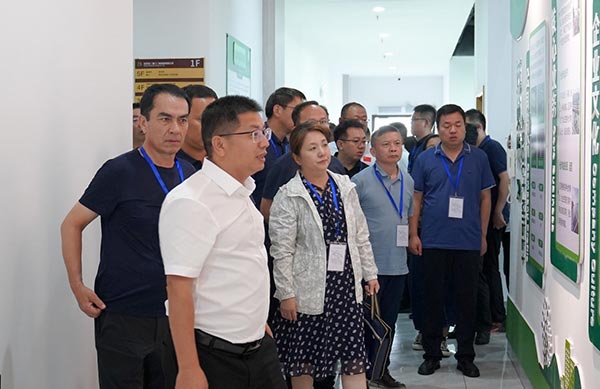 领导一行莅临YABO鸭脖参观-图1