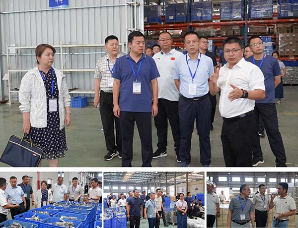 领导一行参观了YABO鸭脖产品展厅和车间