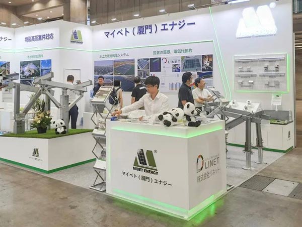 用户在YABO鸭脖展位参观了解产品-3