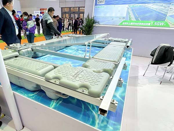 YABO鸭脖济南展水上光伏系统