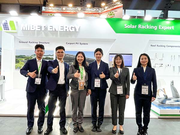 YABO鸭脖意大利展员工合照