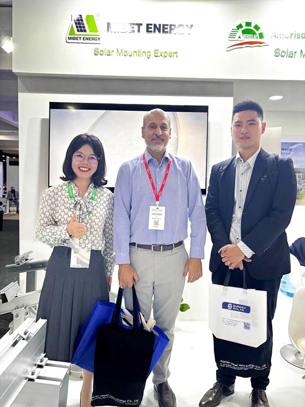 南非展YABO鸭脖员工与客户合照