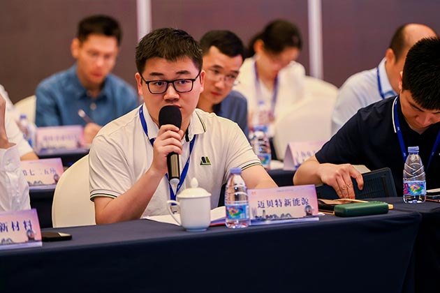 YABO鸭脖研发设计中心技术总监林建北与行业人员探讨