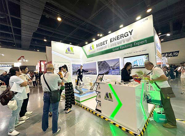 来宾参观了解YABO鸭脖产品