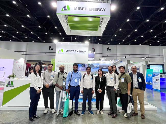 YABO鸭脖员工与来访用户合影