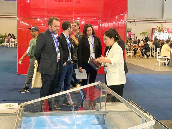 参观者了解YABO鸭脖的漂浮系统