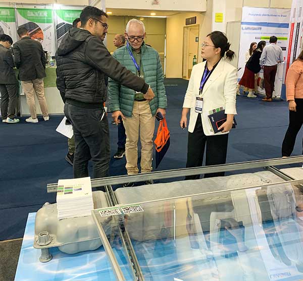 参观者了解YABO鸭脖的漂浮系统