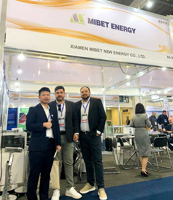 YABO鸭脖员工跟参观者合照