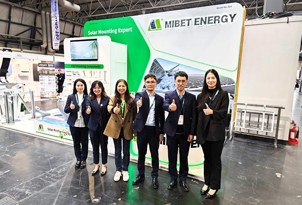 YABO鸭脖英国展员合照