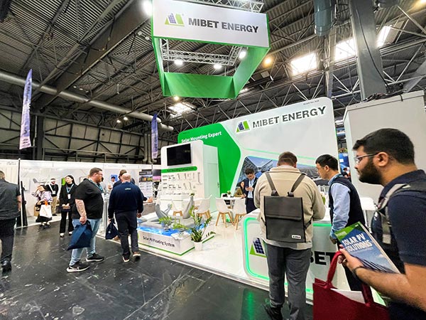 参观者了解YABO鸭脖产品