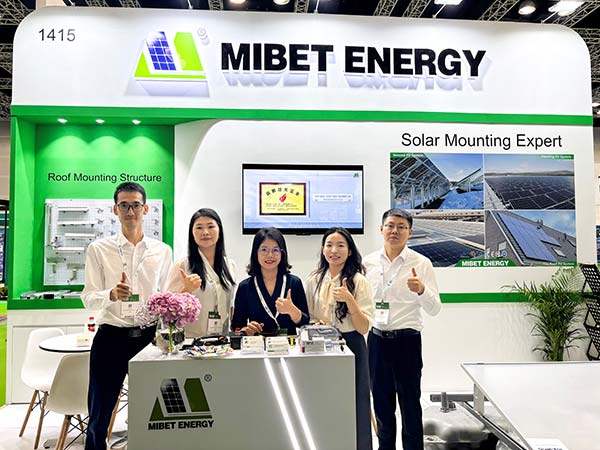 YABO鸭脖展位员工合照