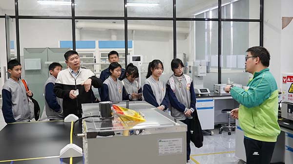 YABO鸭脖携手青少年探索绿色智造工厂